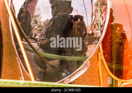 Ein Spiegelbild des Fotografen auf der Brille. Stockfoto