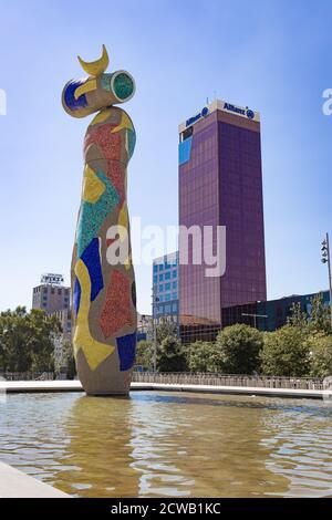 BARCELONA, SPANIEN-4. SEPTEMBER 2020: Dona i Ocell ('Frau und Vogel') Skulptur von Joan Miro (eröffnet 1982-1983). Es ist im Joan Miro Park gesperrt. Stockfoto