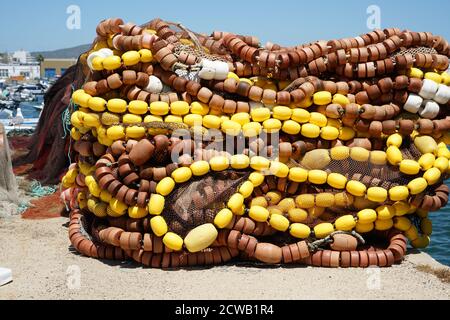 Nahaufnahme von gefalteten Fischernetzen mit Schwimmern am Meer Unter dem Sonnenlicht Stockfoto