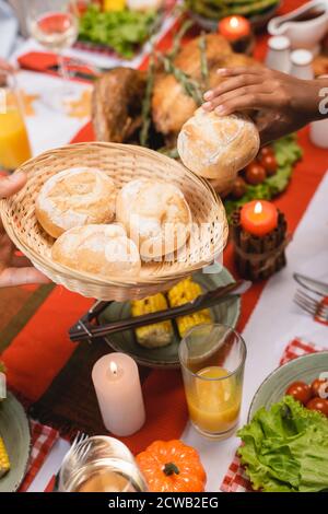 Cropped Ansicht der afroamerikanischen Mädchen unter Brötchen Stockfoto