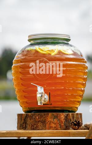 Eisgekühltes Getränk auf Sommerparty. Stockfoto