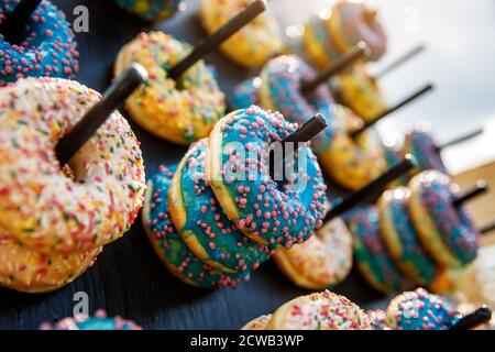 Verschiedene Donuts auf einem Zauberstab. Dessert farbenfroher Snack Stockfoto