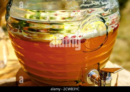 Eisgekühltes Getränk auf Sommerparty. Stockfoto