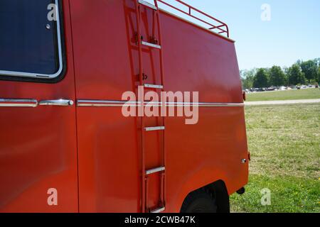 Nahaufnahme eines roten LKWs Stockfoto