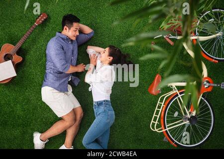 Glückliche junge Paare genießen die süße Zeit auf dem Gras Stockfoto