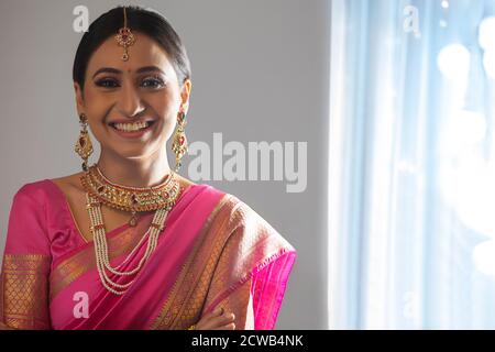 Schöne Braut in einem rosa Saree lächelnd Stockfoto