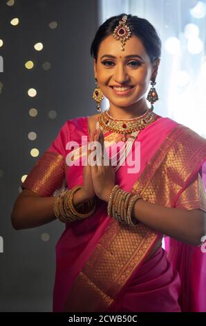 Lady in einem schönen Saree Gruß mit ihren Händen verbunden Stockfoto