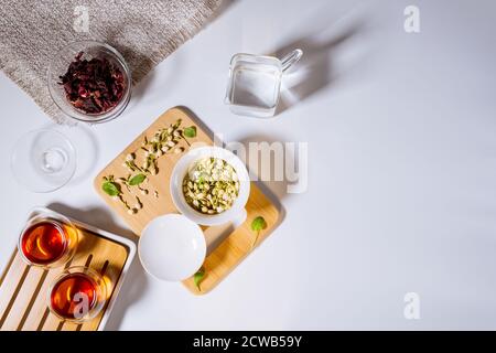 Chinesische Teeparty. Trockene Granulate verschiedener Teesorten. Flatlay, Draufsicht. Kräutertee, auf weißem Hintergrund Stockfoto