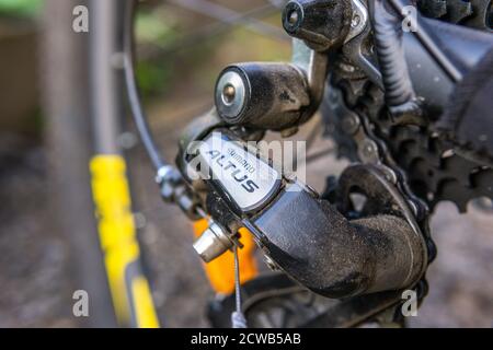 Tjumen, Russland-29. Juli 2020: Schaltwerk für Shimano Altus. Shimano ist ein japanisches Unternehmen, einer der weltweit größten Hersteller von Fahrrad Stockfoto