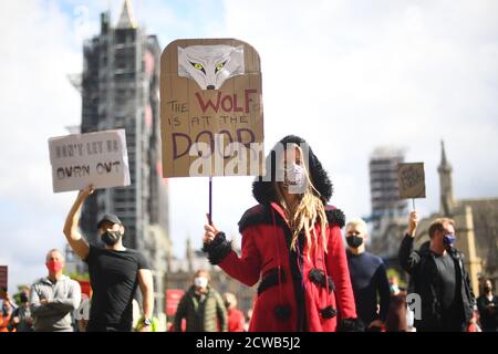 Arbeiter aus dem Bereich der Live-Unterhaltung nehmen an einem stillen Protest auf dem Parliament Square in London Teil und fordern sofortige Unterstützung von der Regierung für die Arbeitsplätze in der Veranstaltungs-, Kunst- und Kulturindustrie, die verloren gehen könnten, während der Sektor nicht unter den Beschränkungen des Coronavirus operieren kann. Stockfoto