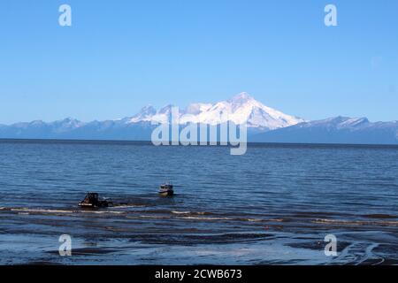 Blick auf den Cook Inlet - Alaska im Hintergrund des Mount Iliamna. Stockfoto