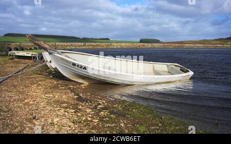 Das Ruderboot liegt am nördlichen Ufer des Wasserreservoirs Watch in der Nähe von Longformacus, Berwickshire, Scottish Borders, Großbritannien. Stockfoto