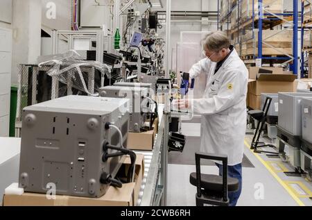 Norderstedt, Deutschland. September 2020. Ein Mitarbeiter fertigt im Werk Norderstedt externe Ladegeräte für Jungheinrich-Batterien. Quelle: Markus Scholz/dpa/Alamy Live News Stockfoto