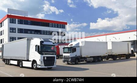 LKW verladen in einem Depot einer Spedition - Transport und Logistik im Warenhandel Stockfoto