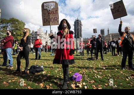 Arbeiter aus dem Bereich der Live-Unterhaltung nehmen an einem stillen Protest auf dem Parliament Square in London Teil und fordern sofortige Unterstützung von der Regierung für die Arbeitsplätze in der Veranstaltungs-, Kunst- und Kulturindustrie, die verloren gehen könnten, während der Sektor nicht unter den Beschränkungen des Coronavirus operieren kann. Stockfoto