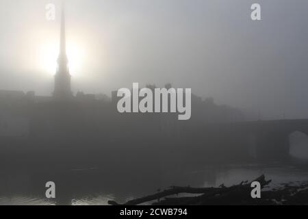 Ayr, Ayrshire, Schottland, Großbritannien, EIN Meeresnebel rollt in den Fluss Ayr geben ein monochromatisches Gefühl zu Fotos.n Meteorologie, haar oder Meeresfret ist ein kalter Meeresnebel. Sie tritt am häufigsten an der Ostküste Englands oder Schottlands zwischen April und September auf, wenn warme Luft über die kalte Nordsee strömt. Der Begriff ist auch als har, Hase, harl, harr und hoar bekannt. Es ist sehr ungewöhnlich, es an der Westküste von Schottland zu sehen. Der Nebel gibt ein gruseliges Gefühl, wenn die Temperatur sinkt und Gebäude verschwinden in ihm. Ayr Rathaus Kirchturm stochert durch den harr Stockfoto