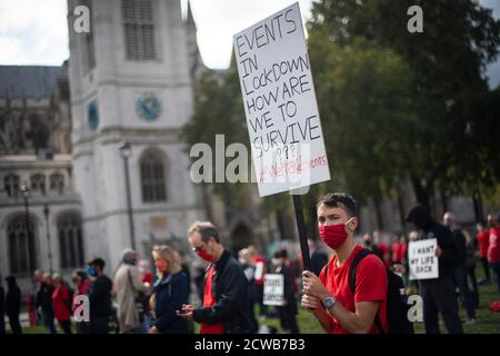 Arbeiter aus dem Bereich der Live-Unterhaltung nehmen an einem stillen Protest auf dem Parliament Square in London Teil und fordern sofortige Unterstützung von der Regierung für die Arbeitsplätze in der Veranstaltungs-, Kunst- und Kulturindustrie, die verloren gehen könnten, während der Sektor nicht unter den Beschränkungen des Coronavirus operieren kann. Stockfoto