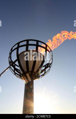 Prestwick, Ayrshire, Schottland Großbritannien 05. Juni 2012 Beleuchtung eines Leuchtfeuers am Prestwick Beach zur Feier der Olympischen Spiele 2012 mit der Isle of Arran und dem Firth of Clyde Ground ging die Sonne unter, so dass es einen Lichtreflexe vom sunlight.beacons. Oder Feuerfeuer, waren Feuer, die angezündet wurden, um die lokalen Menschen vor dem Herannahen eines Feindes zu warnen. Sie lagen auf hohen Hügeln, in der Regel als Teil eines defensiven Signalsystems oder einer Kette, die sich von der Küste bis ins Landesinnere erstreckte. Das Signal wurde durch Rauch am Tag und Licht in der Nacht gegeben. Stockfoto