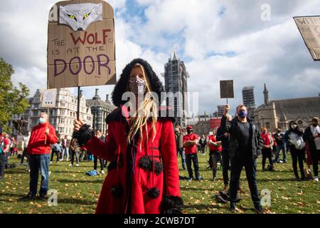 Arbeiter aus dem Bereich der Live-Unterhaltung nehmen an einem stillen Protest auf dem Parliament Square in London Teil und fordern sofortige Unterstützung von der Regierung für die Arbeitsplätze in der Veranstaltungs-, Kunst- und Kulturindustrie, die verloren gehen könnten, während der Sektor nicht unter den Beschränkungen des Coronavirus operieren kann. Stockfoto