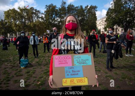 Arbeiter aus dem Bereich der Live-Unterhaltung nehmen an einem stillen Protest auf dem Parliament Square in London Teil und fordern sofortige Unterstützung von der Regierung für die Arbeitsplätze in der Veranstaltungs-, Kunst- und Kulturindustrie, die verloren gehen könnten, während der Sektor nicht unter den Beschränkungen des Coronavirus operieren kann. Stockfoto