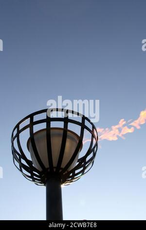 Prestwick, Ayrshire, Schottland Großbritannien 05. Juni 2012 Beleuchtung eines Leuchtfeuers am Prestwick Beach zur Feier der Olympischen Spiele 2012 mit der Isle of Arran und dem Firth of Clyde Ground ging die Sonne unter, so dass es einen Lichtreflexe vom sunlight.beacons. Oder Feuerfeuer, waren Feuer, die angezündet wurden, um die lokalen Menschen vor dem Herannahen eines Feindes zu warnen. Sie lagen auf hohen Hügeln, in der Regel als Teil eines defensiven Signalsystems oder einer Kette, die sich von der Küste bis ins Landesinnere erstreckte. Das Signal wurde durch Rauch am Tag und Licht in der Nacht gegeben. Stockfoto