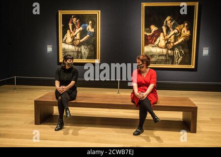 London UK 29 September 2020 Ellice Stevens (links) Schauspieler und Schriftsteller, bekannt für seine wahre ,ist wahr ,ist wahr, in Artemisia vor Gericht (2020) mit Tracy, National Gallery Pressesprecher ,siting vor den beiden Gemälden von Judith entheading Holofernes über 1612-13.Öl auf Leinwand Paul Quezada-Neiman / Alamy Live News. Stockfoto