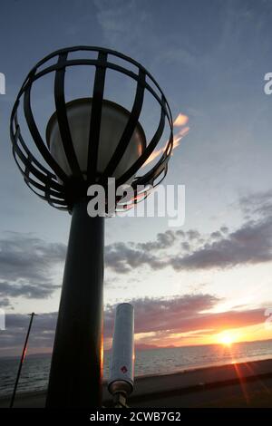 Prestwick, Ayrshire, Schottland Großbritannien 05. Juni 2012 Beleuchtung eines Leuchtfeuers am Prestwick Beach zur Feier der Olympischen Spiele 2012 mit der Isle of Arran und dem Firth of Clyde Ground ging die Sonne unter, so dass es einen Lichtreflexe vom sunlight.beacons. Oder Feuerfeuer, waren Feuer, die angezündet wurden, um die lokalen Menschen vor dem Herannahen eines Feindes zu warnen. Sie lagen auf hohen Hügeln, in der Regel als Teil eines defensiven Signalsystems oder einer Kette, die sich von der Küste bis ins Landesinnere erstreckte. Das Signal wurde durch Rauch am Tag und Licht in der Nacht gegeben. Stockfoto