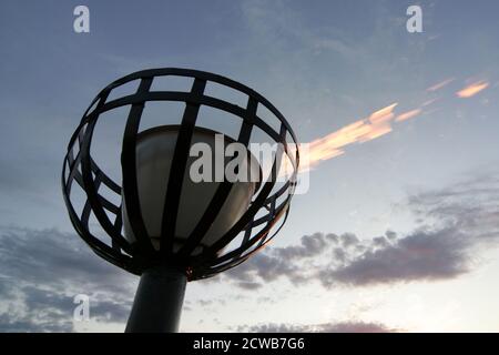 Prestwick, Ayrshire, Schottland Großbritannien 05. Juni 2012 Beleuchtung eines Leuchtfeuers am Prestwick Beach zur Feier der Olympischen Spiele 2012 mit der Isle of Arran und dem Firth of Clyde Ground ging die Sonne unter, so dass es einen Lichtreflexe vom sunlight.beacons. Oder Feuerfeuer, waren Feuer, die angezündet wurden, um die lokalen Menschen vor dem Herannahen eines Feindes zu warnen. Sie lagen auf hohen Hügeln, in der Regel als Teil eines defensiven Signalsystems oder einer Kette, die sich von der Küste bis ins Landesinnere erstreckte. Das Signal wurde durch Rauch am Tag und Licht in der Nacht gegeben. Stockfoto