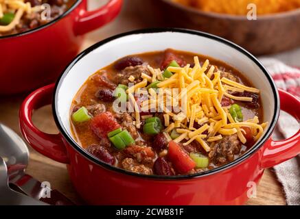 Nahaufnahme einer Schüssel Chili con Carne mit Cheddar-Käse Stockfoto