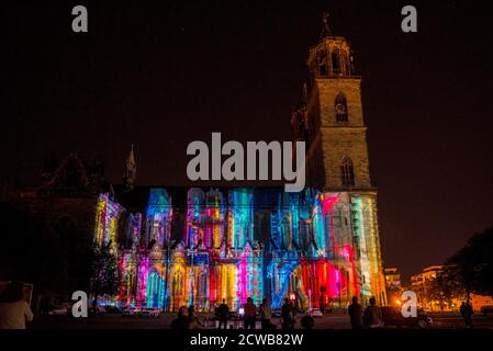 Magdeburg, Deutschland. September 2020. Der beleuchtete Dom während der Generalprobe für das Festival 'Magdeburg im Licht'. Das Festival findet vom 27. September bis 4. Oktober 2020 im Rahmen der Domfestspiele statt. Anlass ist das Domjubiläum. Vor genau 500 Jahren war der Bau der Kathedrale abgeschlossen. Ab Sonntag wird dies mit Lesungen, Konzerten und Lichtinstallationen in Erinnerung bleiben. Quelle: Stephan Schulz/dpa-Zentralbild/ZB/dpa/Alamy Live News Stockfoto