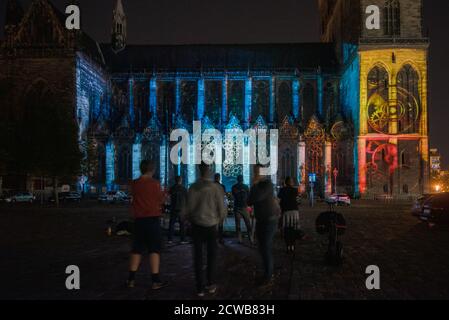 Magdeburg, Deutschland. September 2020. Der beleuchtete Dom während der Generalprobe für das Festival 'Magdeburg im Licht'. Das Festival findet vom 27. September bis 4. Oktober 2020 im Rahmen der Domfestspiele statt. Anlass ist das Domjubiläum. Vor genau 500 Jahren war der Bau der Kathedrale abgeschlossen. Ab Sonntag wird dies mit Lesungen, Konzerten und Lichtinstallationen in Erinnerung bleiben. Quelle: Stephan Schulz/dpa-Zentralbild/ZB/dpa/Alamy Live News Stockfoto