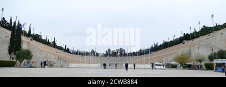 Blick aus dem Panathenaic Stadion, Mehrzweckstadion in Athen, Griechenland. Das Stadion in der Welt ganz aus Marmor gebaut. Stockfoto