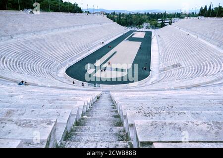 Blick aus dem Panathenaic Stadion, Mehrzweckstadion in Athen, Griechenland. Das Stadion in der Welt ganz aus Marmor gebaut. Stockfoto