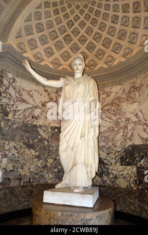 Eine Athena von Velletri - eine klassische Marmorstatue von Athena, die einen Helm trägt. Stockfoto