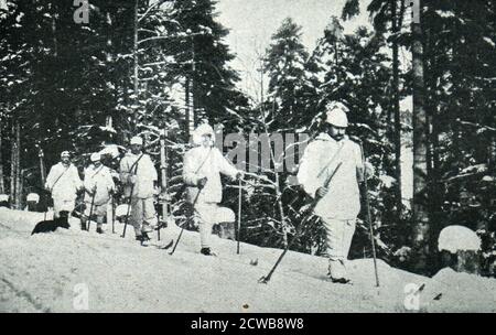 Österreichische Truppen marschieren durch den Schnee in einem Kiefernwald. 1915. Erster Weltkrieg Stockfoto