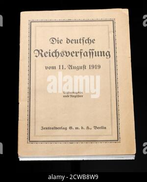 Die Verfassung des Deutschen Reiches war die Verfassung, die Deutschland während der Weimarer Republik (1919-1933) regierte. Die Verfassung erklärte Deutschland zu einer demokratischen parlamentarischen republik mit einer unter proportionaler Vertretung gewählten Legislaturperiode Stockfoto