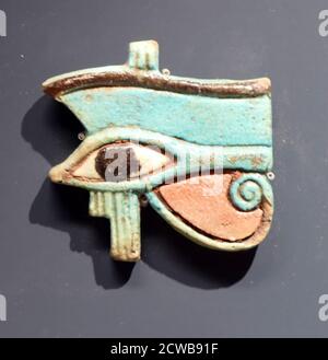 Frieze, die das Auge des Horus oder Ra, ein altägyptisches Symbol für Schutz, königliche Macht und gute Gesundheit Stockfoto