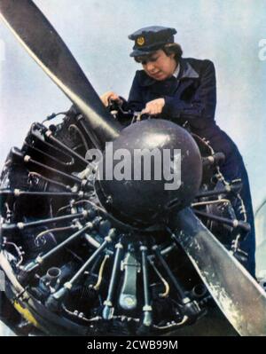 WAAF (Women's Auxiliary Air Force) Techniker bei der Arbeit an einem Flugzeugpropeller. Zweiter Weltkrieg. 1942 Stockfoto