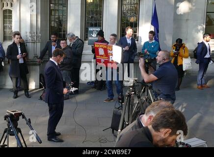 Jason Farrell, politischer Korrespondent von Sky News, nimmt am Obersten Gerichtshof in London Teil, um über die Anhörung zu berichten, um die Prorogation des Parlaments anzufechten. 17. September 2019.die Prorogation des Parlaments wurde am 28. August 2019 von Königin Elizabeth II. Auf Anraten des konservativen Premierministers Boris Johnson angeordnet.Oppositionspolitiker sahen darin einen verfassungswidrigen Versuch, die parlamentarische Kontrolle über den Brexit-Plan der Regierung zu reduzieren. Stockfoto