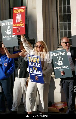 Pro-bleiben Demonstranten vor dem Obersten Gerichtshof in London, um die Prorogation des Parlaments anzufechten. 17. September 2019.die Prorogation des Parlaments wurde am 28. August 2019 von Königin Elizabeth II. Auf Anraten des konservativen Premierministers Boris Johnson angeordnet.Oppositionspolitiker sahen darin einen verfassungswidrigen Versuch, die parlamentarische Kontrolle über den Brexit-Plan der Regierung zu reduzieren. Stockfoto
