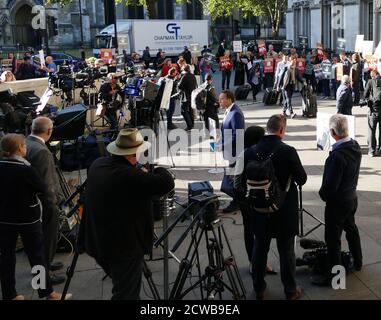 Ben Brown, Moderator von BBC News, nimmt am Obersten Gerichtshof in London Teil, um über die Anhörung zu berichten, um die Prorogation des Parlaments anzufechten. 17. September 2019.die Prorogation des Parlaments wurde am 28. August 2019 von Königin Elizabeth II. Auf Anraten des konservativen Premierministers Boris Johnson angeordnet.Oppositionspolitiker sahen darin einen verfassungswidrigen Versuch, die parlamentarische Kontrolle über den Brexit-Plan der Regierung zu reduzieren. Stockfoto