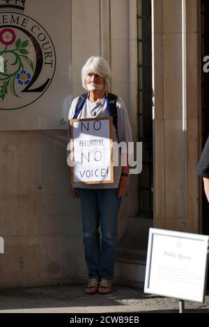 Pro-bleiben Demonstranten vor dem Obersten Gerichtshof in London, um die Prorogation des Parlaments anzufechten. 17. September 2019.die Prorogation des Parlaments wurde am 28. August 2019 von Königin Elizabeth II. Auf Anraten des konservativen Premierministers Boris Johnson angeordnet.Oppositionspolitiker sahen darin einen verfassungswidrigen Versuch, die parlamentarische Kontrolle über den Brexit-Plan der Regierung zu reduzieren. Stockfoto