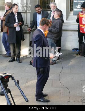 Jason Farrell, politischer Korrespondent von Sky News, nimmt am Obersten Gerichtshof in London Teil, um über die Anhörung zu berichten, um die Prorogation des Parlaments anzufechten. 17. September 2019.die Prorogation des Parlaments wurde am 28. August 2019 von Königin Elizabeth II. Auf Anraten des konservativen Premierministers Boris Johnson angeordnet.Oppositionspolitiker sahen darin einen verfassungswidrigen Versuch, die parlamentarische Kontrolle über den Brexit-Plan der Regierung zu reduzieren. Stockfoto