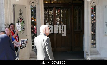 Raymond McCord, einer von denen, die eine rechtliche Anfechtung gegen die Prorogation des britischen Parlaments. Gesehen vor dem Obersten Gerichtshof in London, 17/09/2019. Der Wahlkämpfer für die Rechte der Opfer, dessen Sohn 1997 von loyalistischen Paramilitärs ermordet wurde, argumentiert, dass ein No-Deal-Brexit dem nordirischen Friedensprozess schaden würde. Stockfoto