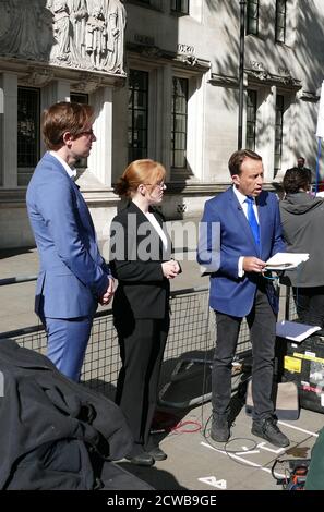 Ben Brown, Moderator von BBC News, nimmt am Obersten Gerichtshof in London Teil, um über die Anhörung zu berichten, um die Prorogation des Parlaments anzufechten. 17. September 2019.die Prorogation des Parlaments wurde am 28. August 2019 von Königin Elizabeth II. Auf Anraten des konservativen Premierministers Boris Johnson angeordnet.Oppositionspolitiker sahen darin einen verfassungswidrigen Versuch, die parlamentarische Kontrolle über den Brexit-Plan der Regierung zu reduzieren. Stockfoto