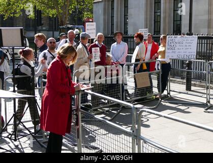 Presse und "bleiben Unterstützer" versammeln sich vor dem Obersten Gerichtshof in London, um über die Anhörung zu berichten, um die Prorogation des Parlaments anzufechten. 17. September 2019.die Prorogation des Parlaments wurde am 28. August 2019 von Königin Elizabeth II. Auf Anraten des konservativen Premierministers Boris Johnson angeordnet.Oppositionspolitiker sahen darin einen verfassungswidrigen Versuch, die parlamentarische Kontrolle über den Brexit-Plan der Regierung zu reduzieren. Stockfoto