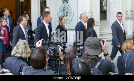 Gina Miller (Mitte) und ihre Anwälte (Lord Pannick, rechts) verlassen den Obersten Gerichtshof in London nach dem dritten Tag ihrer Anfechtung des Parlaments. 19. September 2019.die Prorogation des Parlaments wurde am 28. August 2019 von Königin Elizabeth II. Auf Anraten des konservativen Premierministers Boris Johnson angeordnet.Oppositionspolitiker sahen darin einen verfassungswidrigen Versuch, die parlamentarische Kontrolle über den Brexit-Plan der Regierung zu reduzieren. Gina Nadira Miller ist eine guyanesisch-britische Unternehmerin und Aktivistin, die 2016 die R / V Außenministerin für den Austritt aus der E initiierte Stockfoto