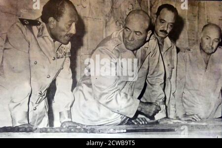 Foto von Präsident Anwar Sadat (1918-1981) mit Generalleutnant Ahmad Asmail und El Gamasy. Stockfoto