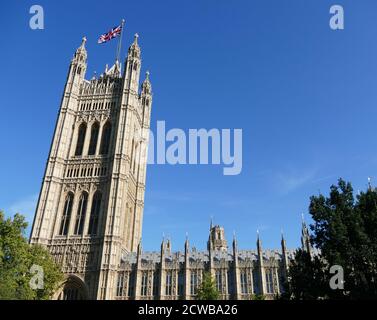 Die Londoner Houses of Parliament schlossen während der Prorogation, die Königin Elizabeth II. Auf Anraten des konservativen Premierministers Boris Johnson am 28. August 2019 angeordnet hatte. Oppositionspolitiker sahen darin einen verfassungswidrigen Versuch, die parlamentarische Kontrolle über den Brexit-Plan der Regierung zu reduzieren. Stockfoto