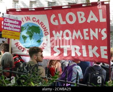 Banner bei einer Kundgebung im Victoria Park, in der Nähe des Parlaments, London, während des Klimastreiks vom 20. September 2019. Auch bekannt als die Globale Woche der Zukunft, eine Reihe von internationalen Streiks und Protesten, um Maßnahmen gegen den Klimawandel zu fordern. Die Proteste vom 20. September waren wahrscheinlich die größten Klimaangriffe der Weltgeschichte. Die Organisatoren berichteten, dass weltweit über 4 Millionen Menschen an Streiks teilgenommen haben, darunter 300000 Menschen, die sich britischen Protesten angeschlossen haben. Greta Thunberg, (* 3. Januar 2003), schwedische Umweltaktivistin, hat sich der weltweiten Sensibilisierung für die Risiken des Klimas zugeschrieben Stockfoto